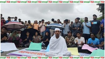 কোটা বাতিলের দাবিতে কাফন পরে ববি শিক্ষার্থীদের মহাসড়ক অবরোধ