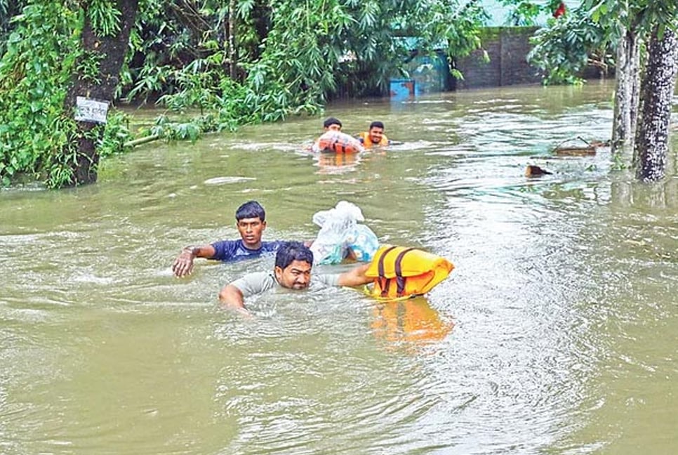 স্মরণকালের ভয়াবহ বন্যায়  মৃতের সংখ্যা বেড়ে ১৩