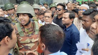 সেনাবাহিনীর আশ্বাসে থামল এনবিআর কর্মকর্তাদের আন্দোলন