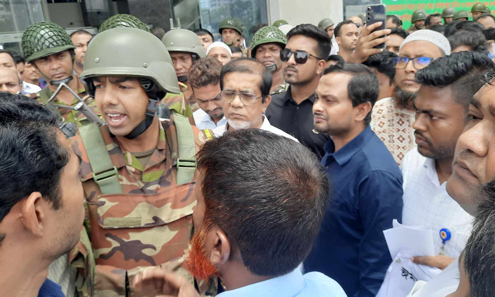 সেনাবাহিনীর আশ্বাসে থামল এনবিআর কর্মকর্তাদের আন্দোলন
