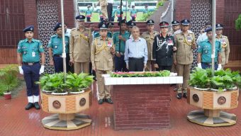 রাজারবাগ পুলিশ স্মৃতিসৌধে মাননীয় স্বরাষ্ট্র উপদেষ্টার শ্রদ্ধা নিবেদন