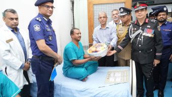আহত পুলিশ সদস্যদের দেখতে কেন্দ্রীয় পুলিশ হাসপাতালে নবনিযুক্ত স্বরাষ্ট্র উপদেষ্টা