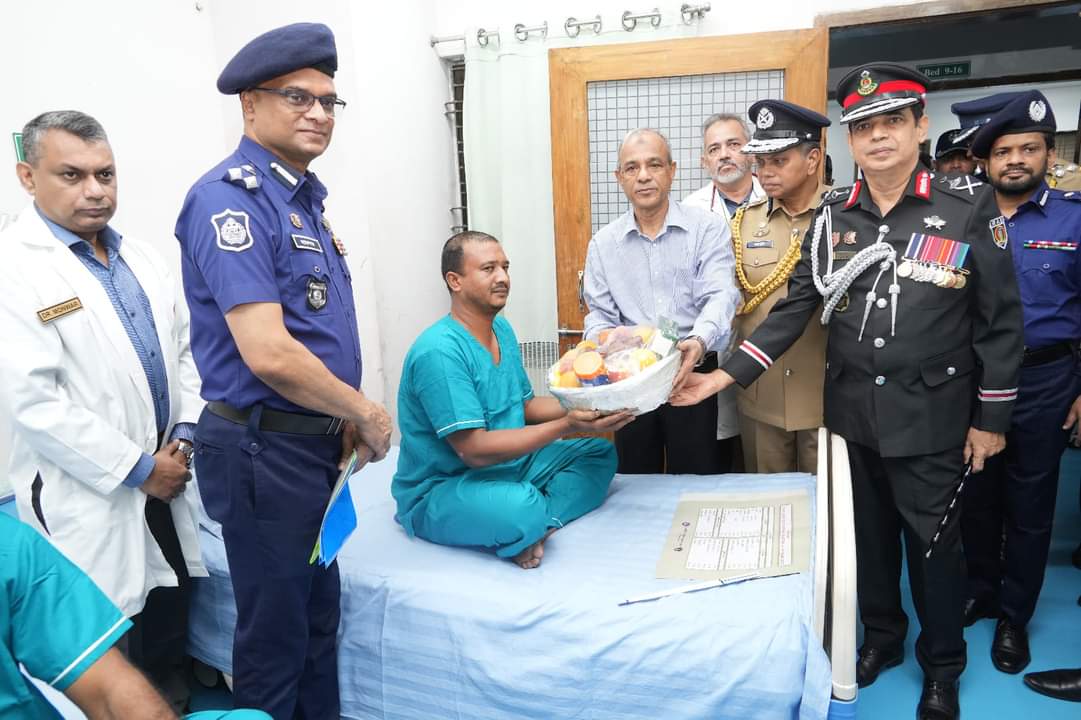 আহত পুলিশ সদস্যদের দেখতে কেন্দ্রীয় পুলিশ হাসপাতালে নবনিযুক্ত স্বরাষ্ট্র উপদেষ্টা