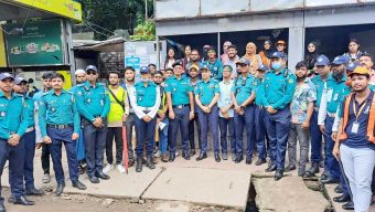 কাজে ফেরা ট্রাফিক পুলিশ সদস্যদের ফুল দিয়ে বরণ করলো শিক্ষার্থীরা