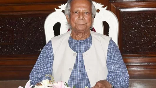 ঢাকেশ্বরী মন্দির পরিদর্শনে প্রধান উপদেষ্টা