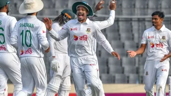 তাইজুলের ৫ উইকেটের পরও লিডে দিন শেষ প্রোটিয়াদের