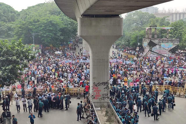 অবশেষে শাহবাগ ছাড়লেন অবরোধকারীরা