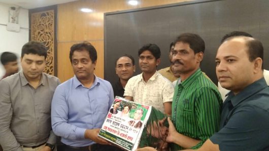 জাতীয় বিপ্লব ও সংহতি দিবস উপলক্ষে ডেঙ্গু টেস্টের কিট প্রদান করেন