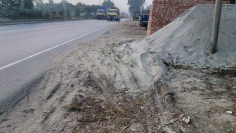 ঢাকা-চট্টগ্রাম মহাসড়কের জায়গা দখল করে ইট বালুর ব্যবসা, ধুলাবালির কারণে চরম ভোগান্তিতে সাধারণ জনগণ।