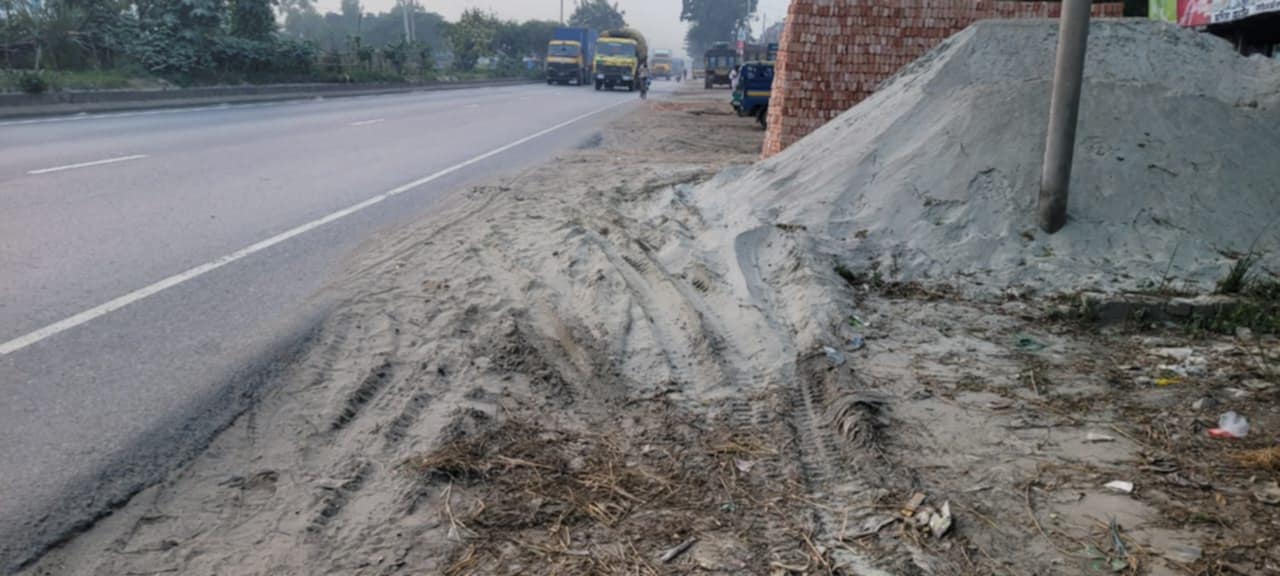 ঢাকা-চট্টগ্রাম মহাসড়কের জায়গা দখল করে ইট বালুর ব্যবসা, ধুলাবালির কারণে চরম ভোগান্তিতে সাধারণ জনগণ।