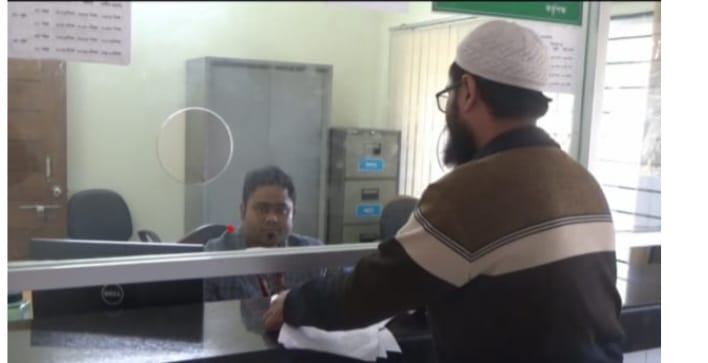 গাইবান্ধার পাসপোর্ট অফিসে কর্মচারির বিরুদ্ধে ঘুষ নেওয়ার অভিযোগ।
