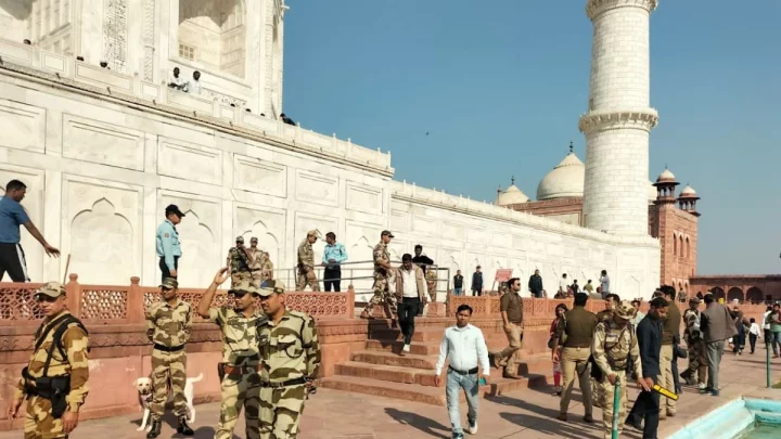 তাজমহলকে বোমা মেরে উড়িয়ে দেওয়ার হুমকি