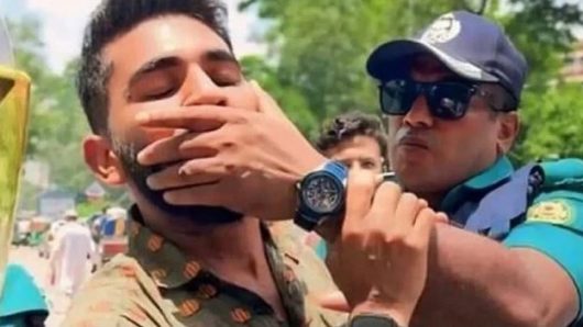 আন্দোলনে শিক্ষার্থীর মুখ চেপে ধরা সেই পুলিশ কর্মকর্তা কারাগা