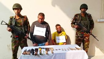 কুমিল্লায় যৌথ বাহিনীর অভিযানে চিহ্নিত সন্ত্রাসীসহ অবৈধ অস্ত্র উদ্ধার