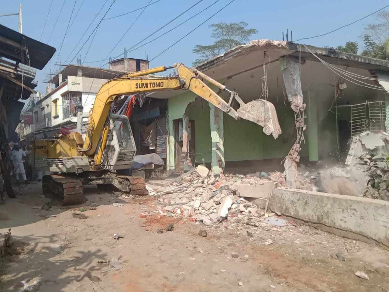 বাউফলের কালিশুরীতে অবৈধ স্থাপনা উচ্ছেদ অভিযান।