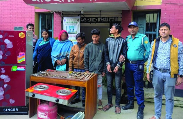 আরএমপি’র মতিহার থানার অভিযানে চোরাই মালামালসহ গ্রেপ্তার ৪