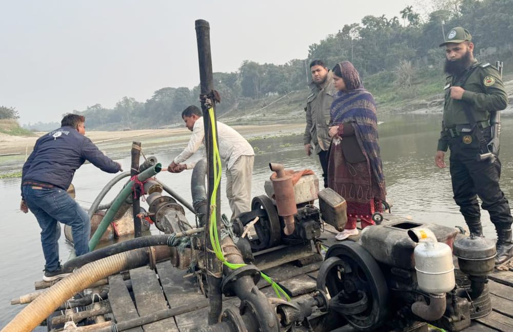 ঘিওরে অবৈধভাবে মাটি কাটার অপরাধে মাটি খেকো সাদেক আলীর অবৈধ ড্রেজার জব্দ ও ভাঙচুর
