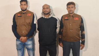 সাভারে চাঁদার দাবিতে ব্যবসায়ীকে গুলি করায় সন্ত্রাসী মোশারফ গ্রেপ্তার