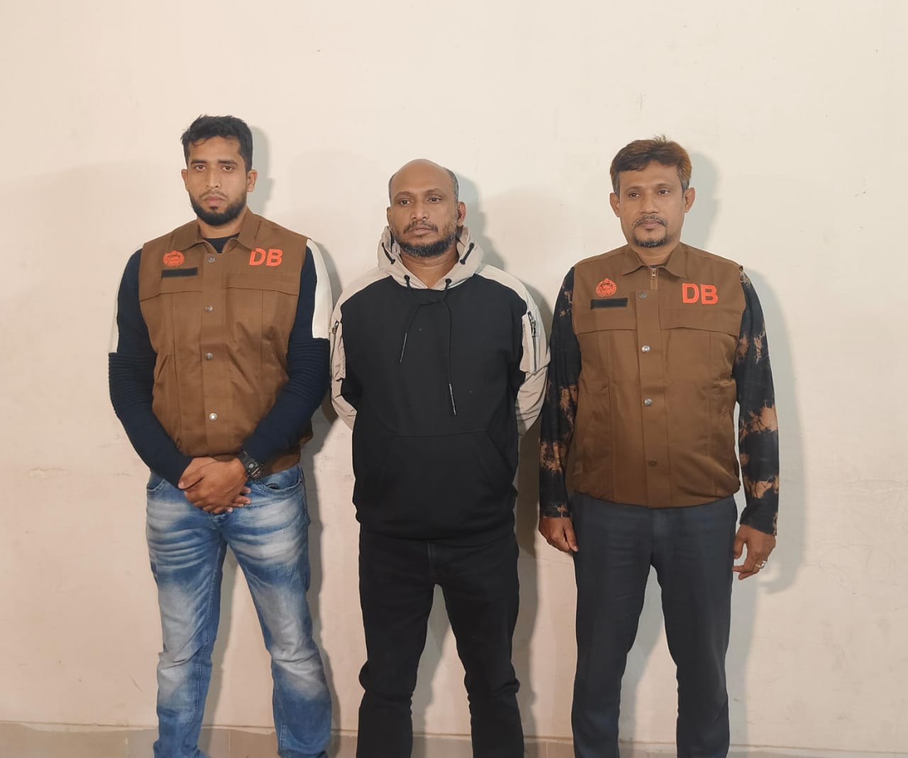 সাভারে চাঁদার দাবিতে ব্যবসায়ীকে গুলি করায় সন্ত্রাসী মোশারফ গ্রেপ্তার