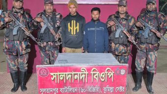 কসবায় দুই ভারতীয় চোরাকারবারি আটক