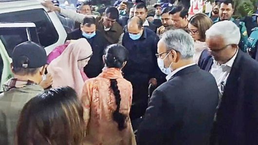 খালেদা জিয়ার বিদেশ যাত্রা : ফিরোজার সামনে নেতাকর্মীদের ভিড়