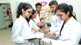 পাঁচ দফা দাবিতে মেডিক্যাল শিক্ষার্থীরা কর্মবিরতিতে