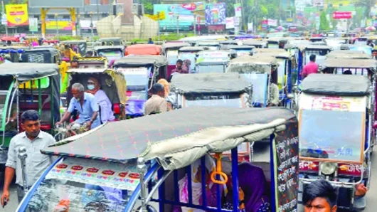 বিদ্যুৎ গিলে খাচ্ছে অবৈধ অটোরিকশা