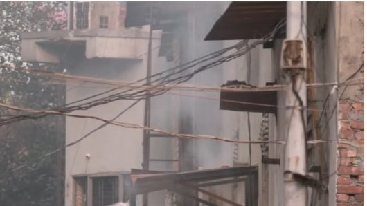 মিরপুরে অগ্নিকাণ্ড: বাতাসে ছড়াচ্ছে বিষাক্ত গ্যাস, বাসিন্দাদের মাস্ক পরার পরামর্শ