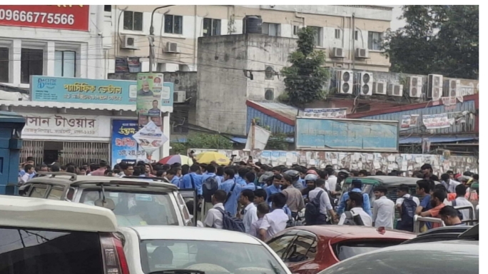 ফার্মগেটে শিক্ষার্থীদের সড়ক অবরোধ, যান চলাচল বন্ধ