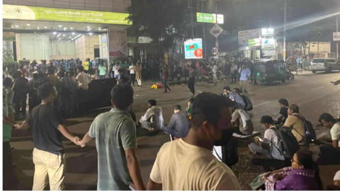 বাংলামোটরে ৪৩তম বিসিএস নন-ক্যাডার চাকরিপ্রত্যাশীদের সড়ক অবরোধ