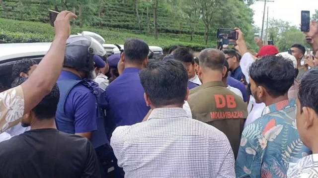 পুলিশের ব্যারিকেড ভেঙে হবিগঞ্জের পথে এনসিপির নেতারা