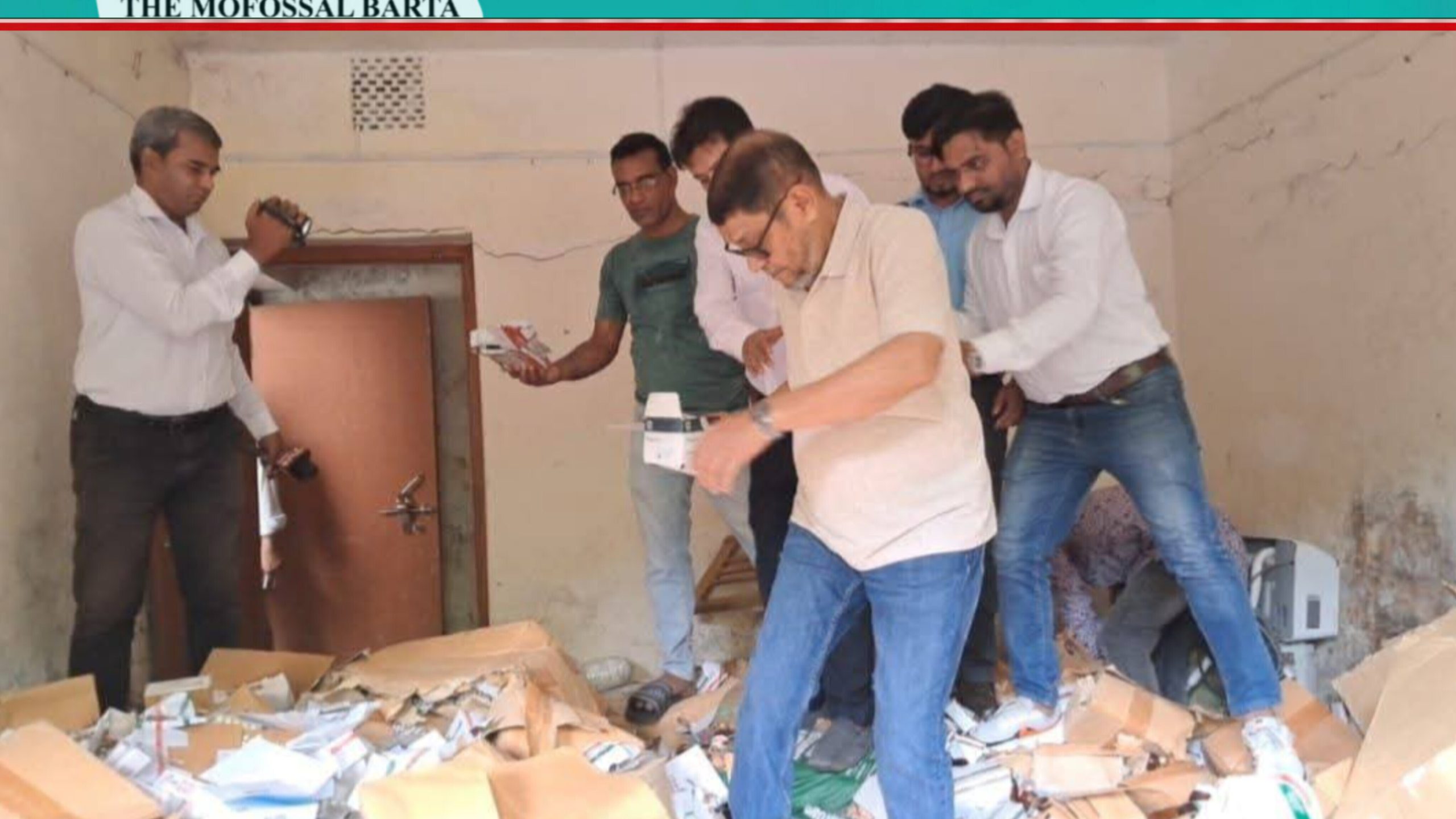 মোরেলগঞ্জ হাসপাতালে হঠাৎ স্বাস্থ্যমন্ত্রী, লাখ লাখ টাকার মেয়াদোত্তীর্ণ ওষুধের সন্ধান