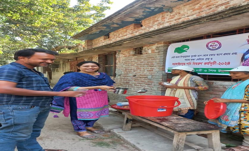 রাজশাহীতে তৃষ্ণার্ত মানুষের মাঝে আদিবাসী নারী ও শিশু উন্নয়ন সংস্থার স্যালাইন যুক্ত পানি