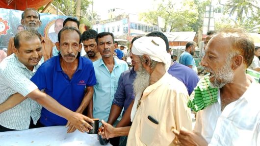 ঘিওরে এমপি জাহিদের দিকনির্দেশনায়  উপজেলা শ্রমিক লীগের উদ্যোগে পথচারীদের মাঝে শরবত বিতরণ