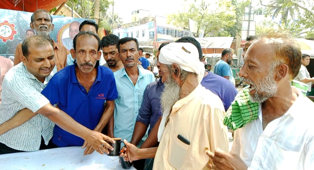 ঘিওরে এমপি জাহিদের দিকনির্দেশনায়  উপজেলা শ্রমিক লীগের উদ্যোগে পথচারীদের মাঝে শরবত বিতরণ