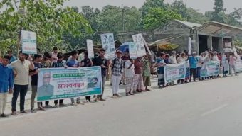 মানিকগঞ্জের শিবালয় উপজেলায় সাবেক উপজেলা চেয়ারম্যানের গাড়িতে গুলি বর্ষন ককটেল  নিক্ষেপ ও দুই ইউপি সদস্যকে মারপিটের প্রতিবাদে মানববন্ধন
