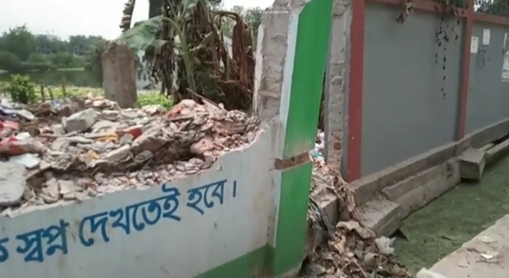 শিক্ষা প্রকৌশল অধিদপ্তরের অর্থায়নে স্কুলের ভগ্ন প্রাচীর সংস্কার।