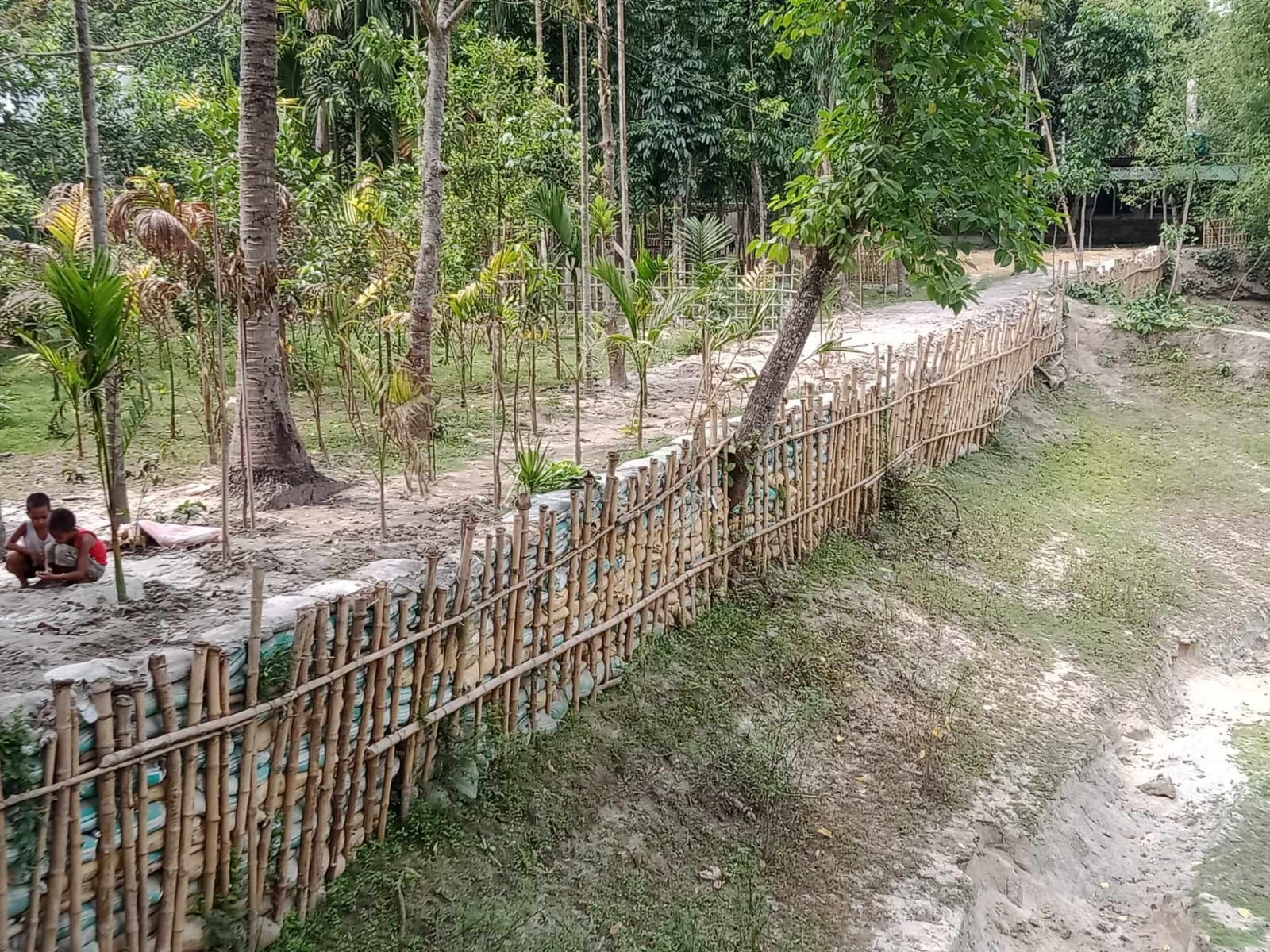৫ নং বলমঝাড় ইউনিয়ন পরিষদের ৫ নং ওয়ার্ড সদস্য কর্তৃক সন্ত্রাসী ও সরকারি অর্থ অপচয়ের অভিযোগ।