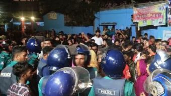 বরিশালে ফরচুন সুজ কারখানায় শ্রমিকদের ভাঙচুর, আনসারের গুলিতে আহত ৪