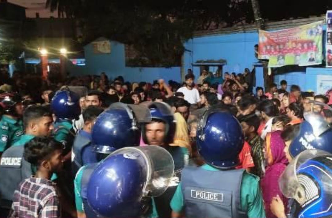 বরিশালে ফরচুন সুজ কারখানায় শ্রমিকদের ভাঙচুর, আনসারের গুলিতে আহত ৪