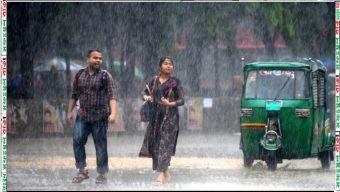 সকালের বৃষ্টিতে দুর্ভোগে পড়েছেন ঢাকাবাসীরা