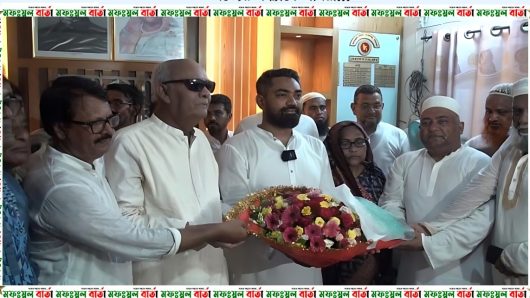 মা-বাবাকে সঙ্গে নিয়ে দায়িত্বভার গ্রহণ করলেন বাকেরগঞ্জ উপজেলা পরিষদের চেয়ারম্যান