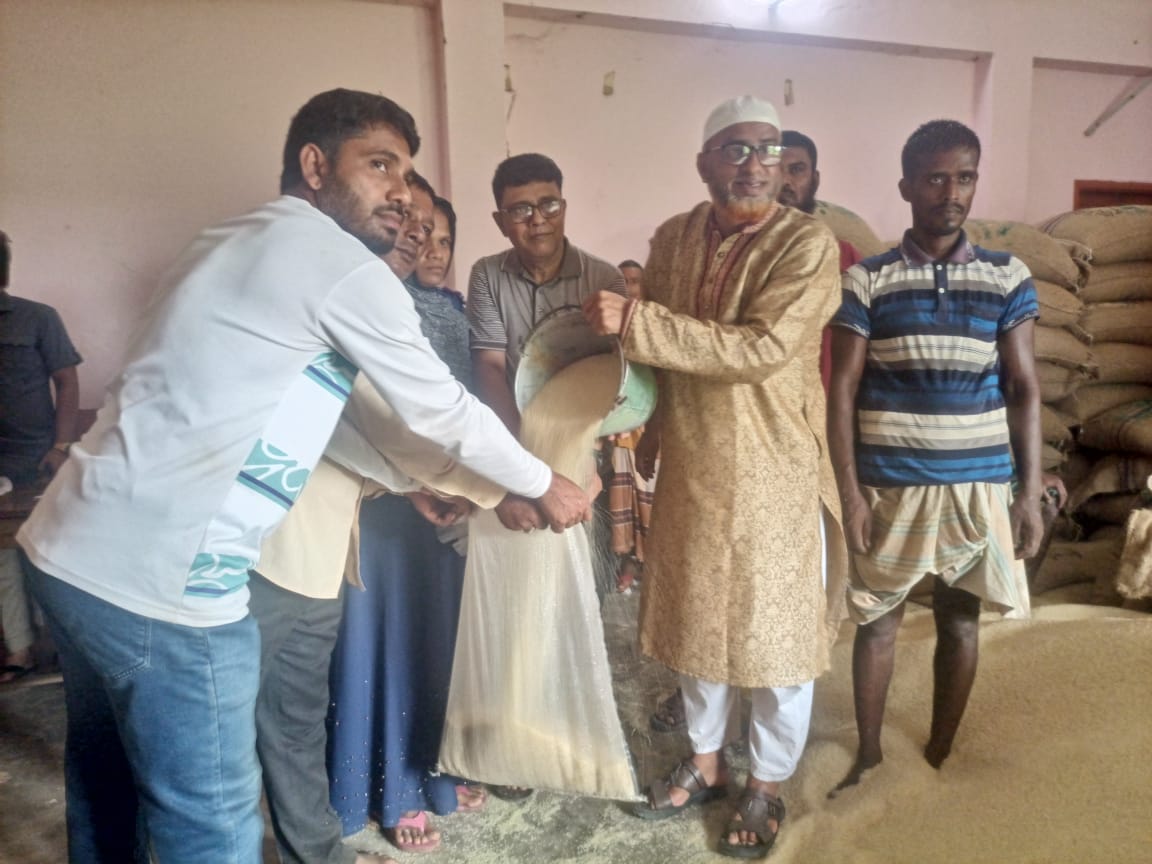 ময়মনসিংহের ফুলবাড়িয়া উপজেলার বাক্তা ইউনিয়নে ভিজিএফ চাউল বিতরণ