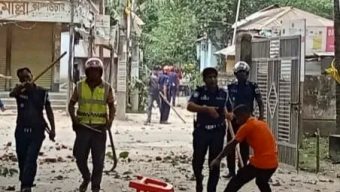 বাঘায় দলিল লেখকদের দু’পক্ষের ধাওয়া পাল্টা ধাওয়া,ইট-পাটকেল নিক্ষেপ,আহত ১৫