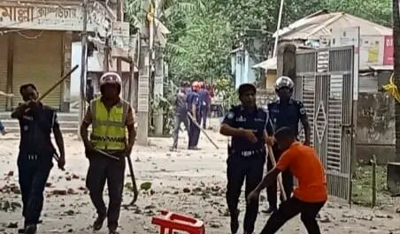বাঘায় দলিল লেখকদের দু’পক্ষের ধাওয়া পাল্টা ধাওয়া,ইট-পাটকেল নিক্ষেপ,আহত ১৫