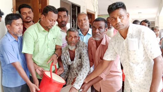 মানিকগঞ্জের ঘিওরে প্রধানমন্ত্রীর দেয়া ঈদ উপহার পৌঁছে দিলেন ইউপি চেয়ারম্যান আসাদুর রহমান মিঠু