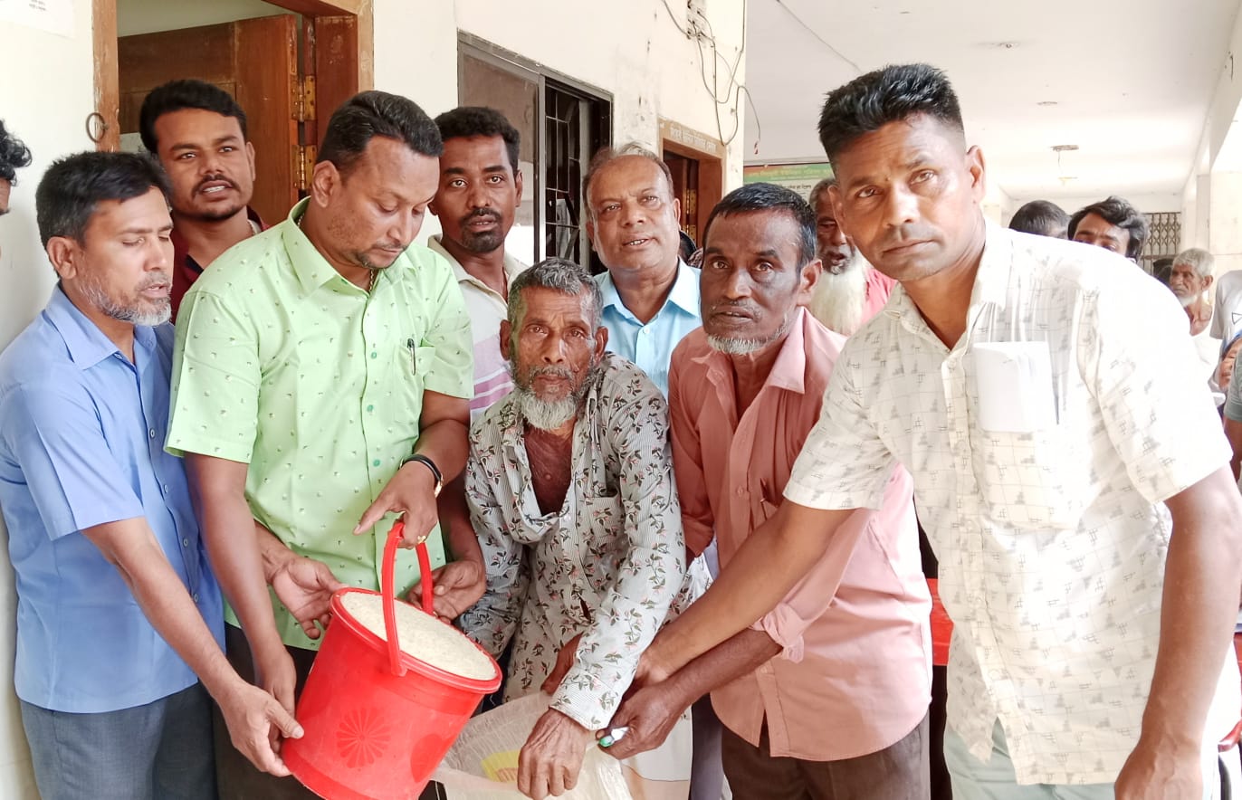 মানিকগঞ্জের ঘিওরে প্রধানমন্ত্রীর দেয়া ঈদ উপহার পৌঁছে দিলেন ইউপি চেয়ারম্যান আসাদুর রহমান মিঠু
