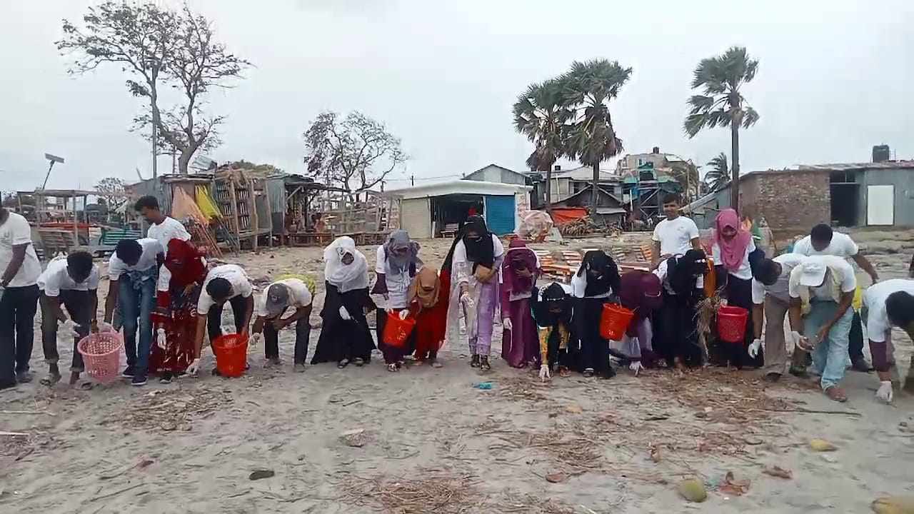 কুয়াকাটা সৈকতে বিশ্ব পরিবেশ সপ্তাহ উপলক্ষ্যে   লিফলেট বিতরণ ও পরিচ্ছন্নতা অভিযান