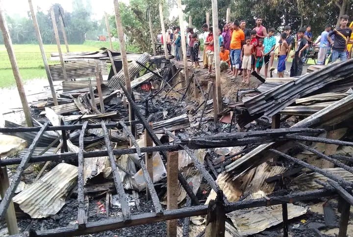 গাইবান্ধায় আগুনে পুড়ে ছাই ৫ দোকান, ২৫ লাখ টাকার ক্ষতি