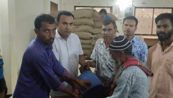 এনায়েতপুরে ভিজিএফ চাউল বিতরণ